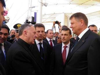 Il presidente romeno è primo capo di Stato a visitare il padiglione della Santa Sede a Expo Il presidente romeno è primo capo di Stato a visitare il padiglione della Santa Sede a Expo